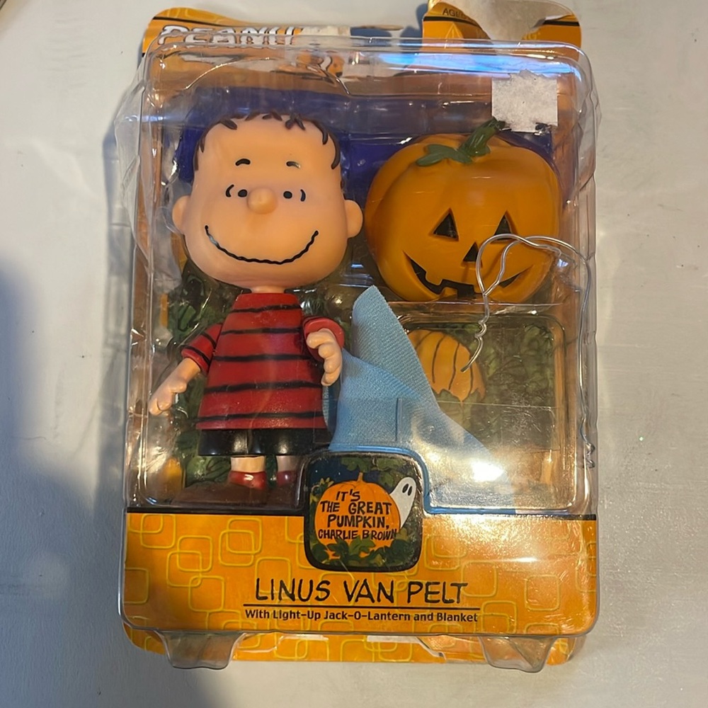Peanuts Charlie Brown, Linus Van Pelt, with light up jack lantern and blanket